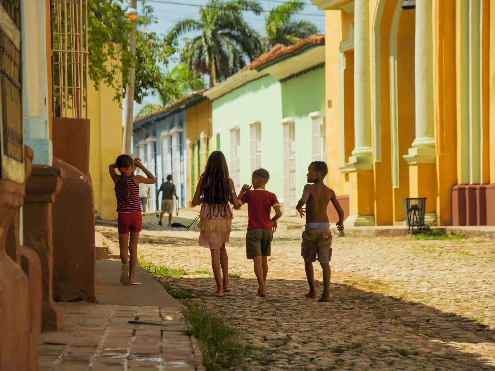 Cubanske børn går på gaden i Trinidad